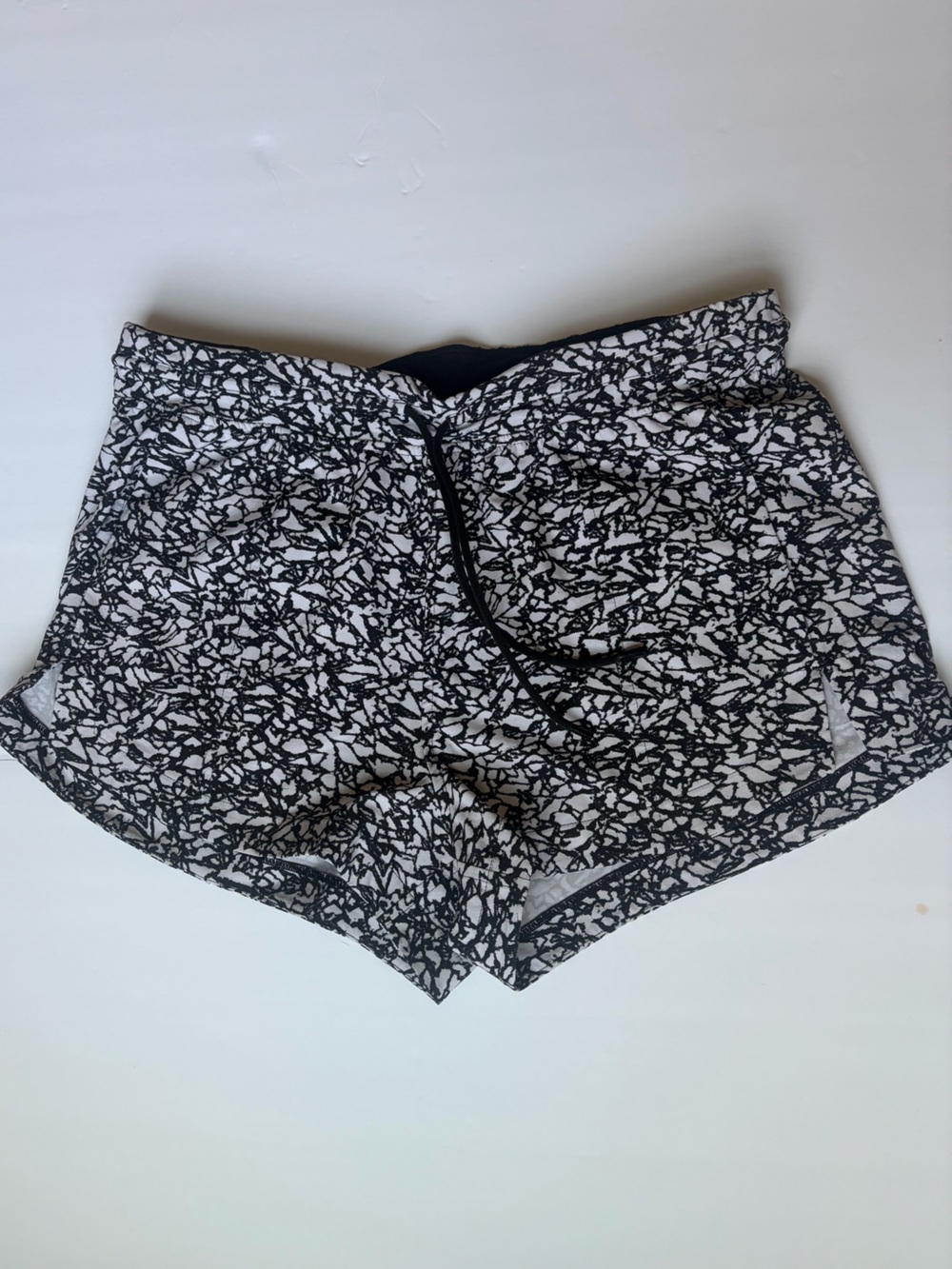 Lululemon Black White Abstract Print Performance Shorts Women's Size 6